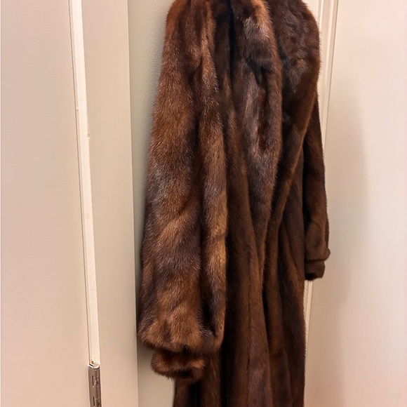 Luxurious Brown Fur Coat - Picture 2 of 11